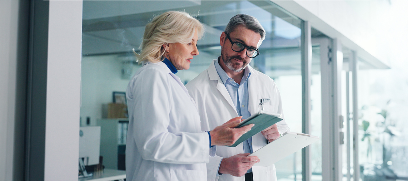 Dos médicos observan y debaten sobre una historia clínica