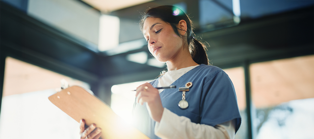 Doctora observa una informe médico.