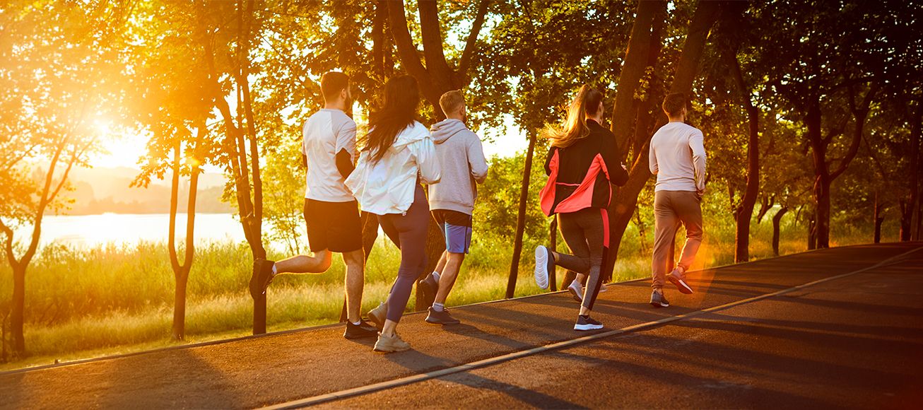 Grupo de personas corriendo en el parque.