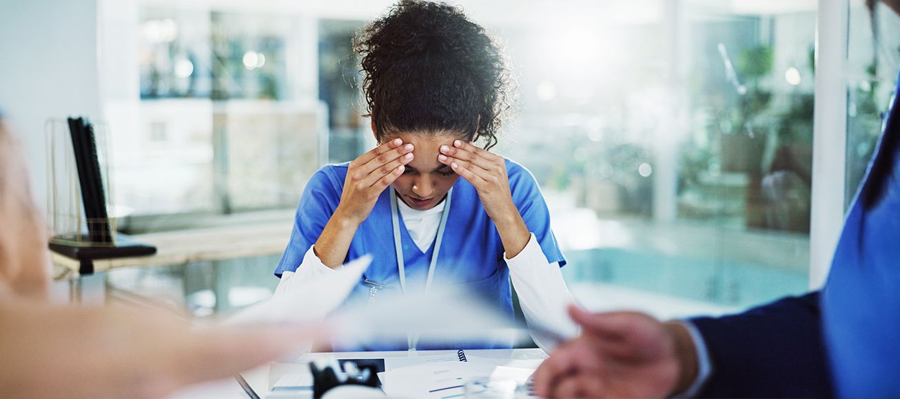 Doctora agobiada por la carga de trabajo.