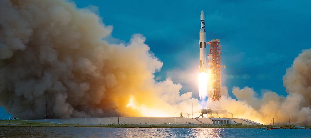 Nave espacial despegando en la lanzadera de Cabo Cañaveral.