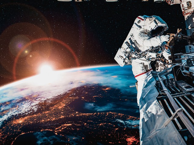 Astronauta en el espacio exterior reparando un avería.