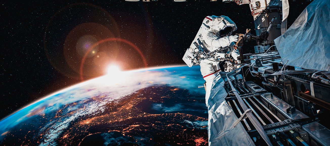 Astronauta en el espacio exterior reparando un avería.