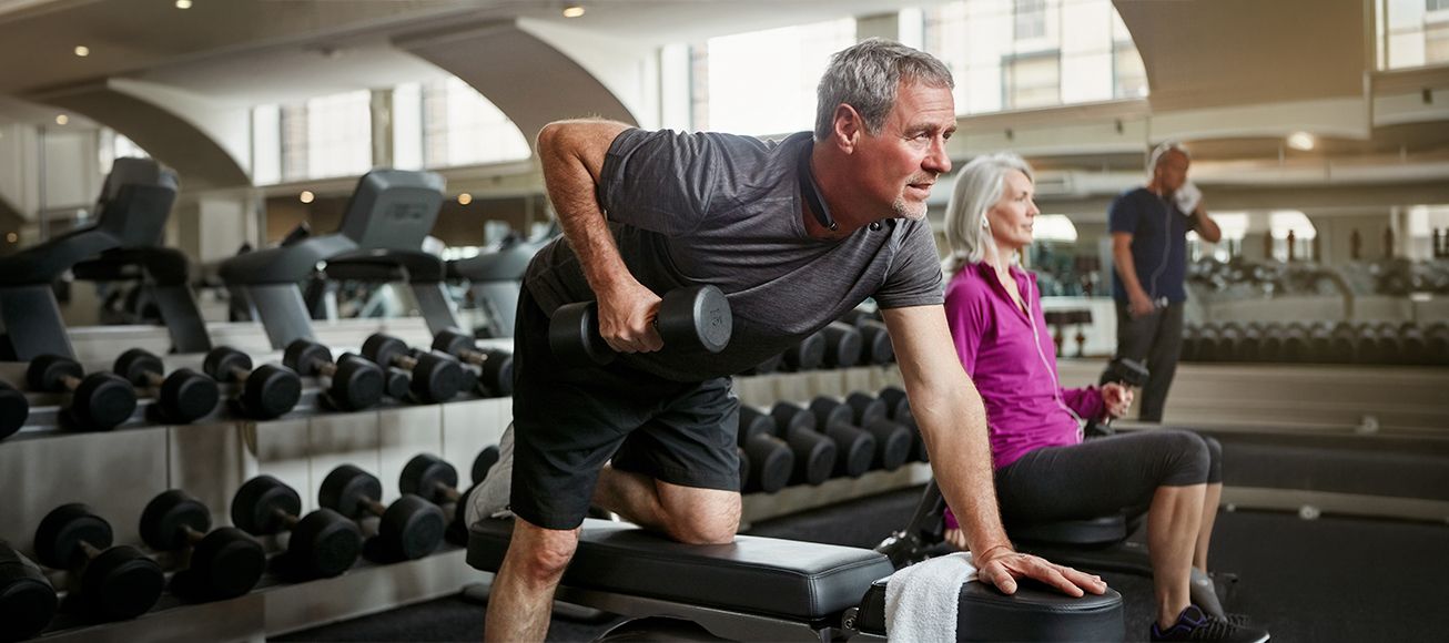 Un hombre de mediana edad realizando un entrenamiento de fuerza.