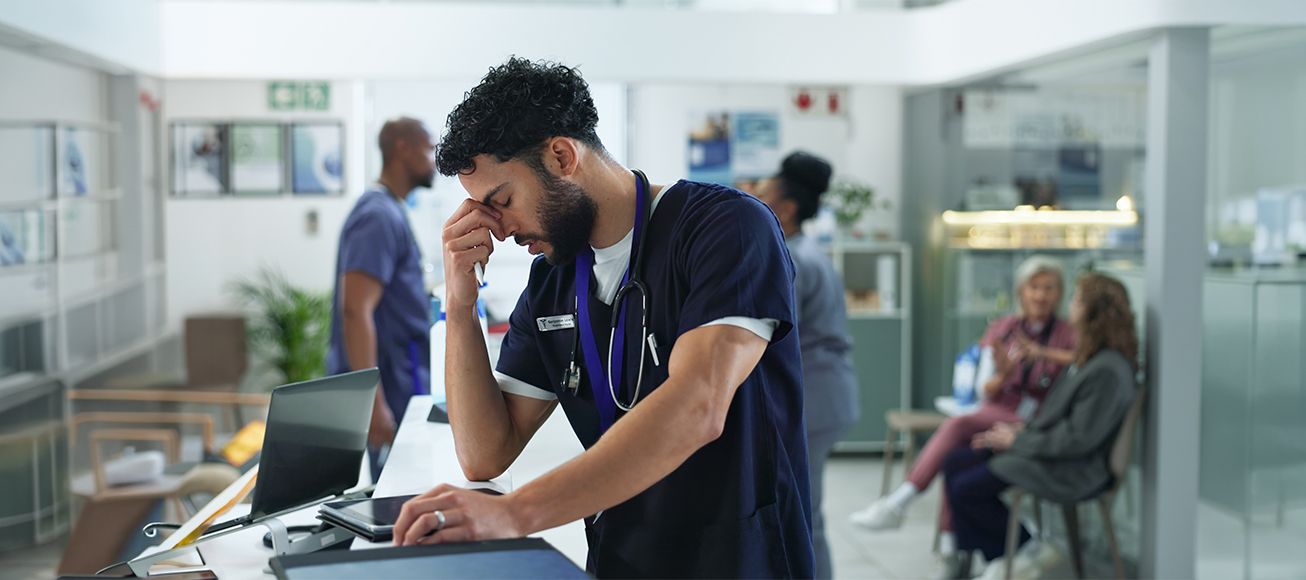 Doctor de urgencias cansado tras una dura jornada en un hospital.