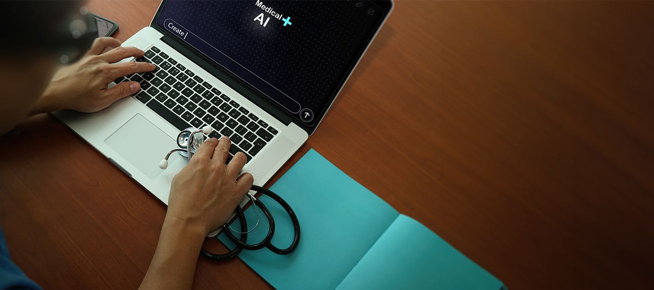 Doctora usando un chat de IA en la consulta