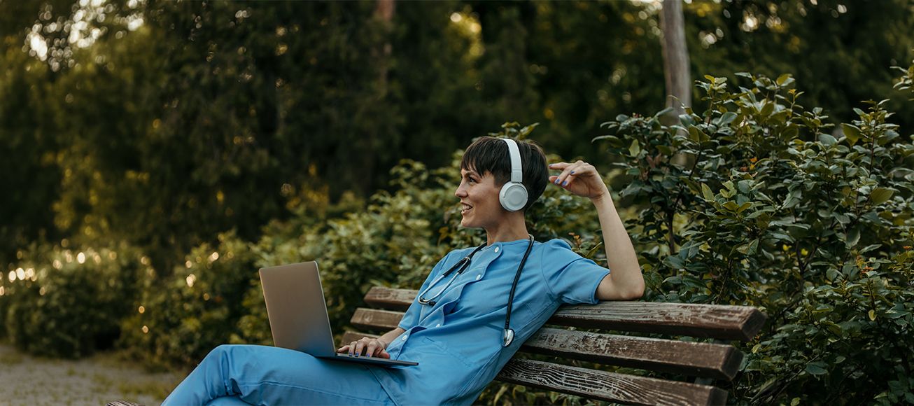Doctora descansando en su jornada laboral en un parque.
