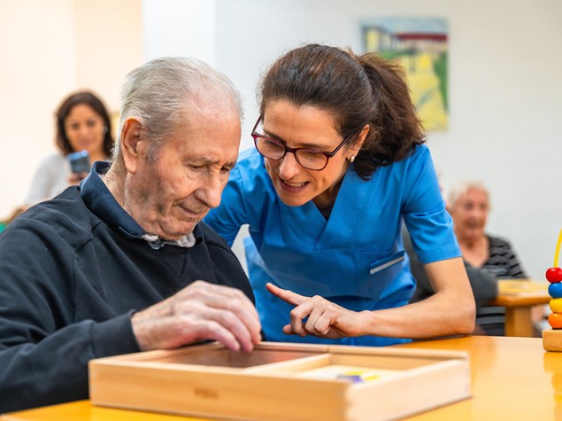 Enfermera atendiendo a una persona mayor en un centro médico.