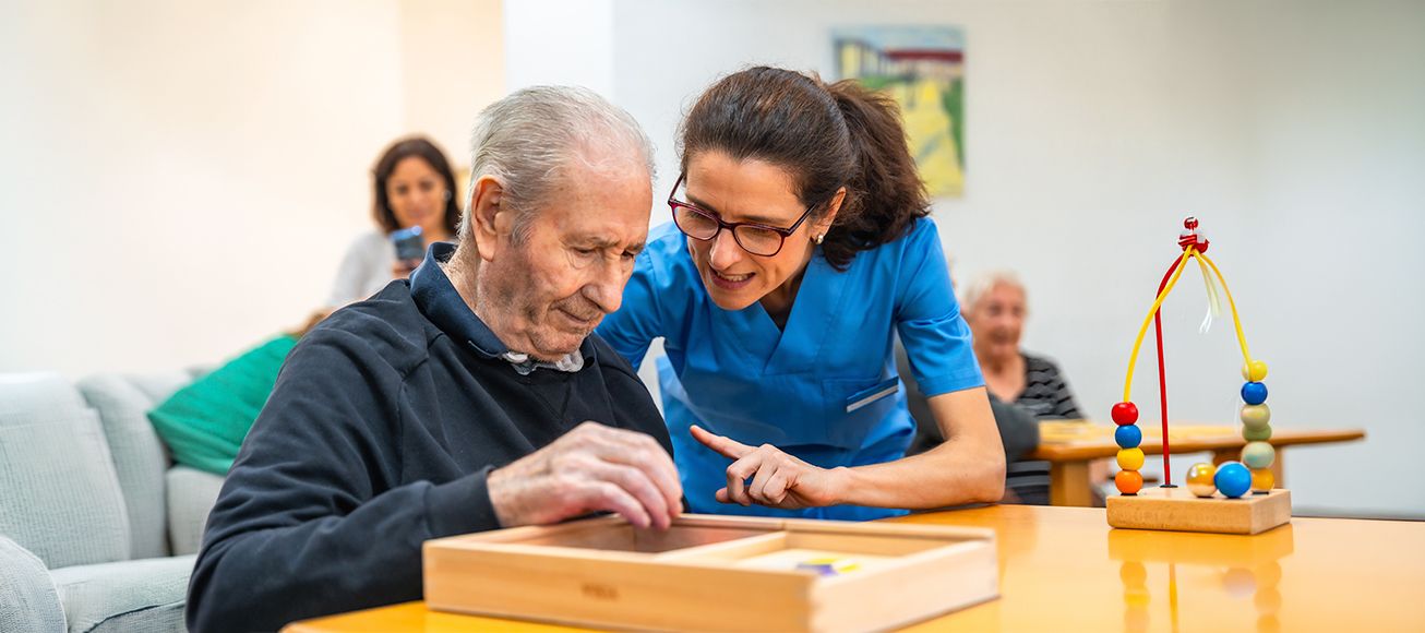 Enfermera atendiendo a una persona mayor en un centro médico.