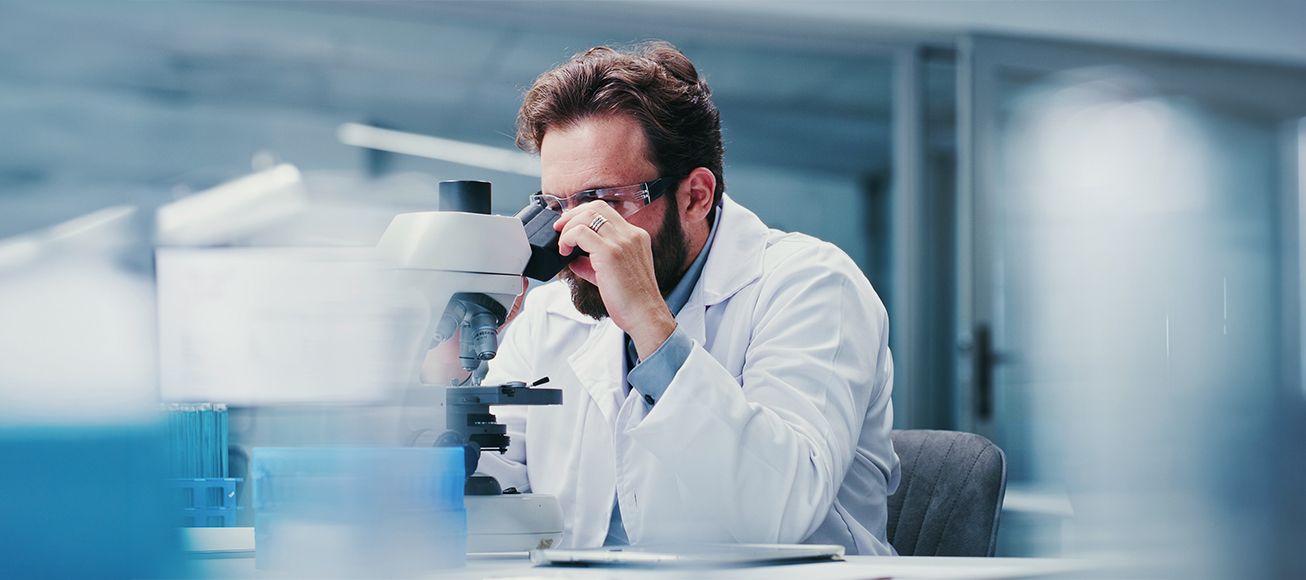 Médico forense realizando una prueba en el laboratorio.