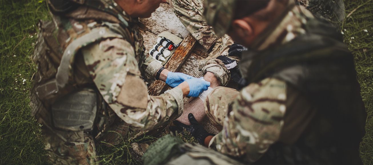 Sanitarios militares atendiendo a un paciente.