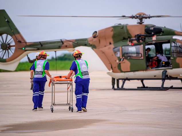 Médicos repatriadores realizando un traslado.