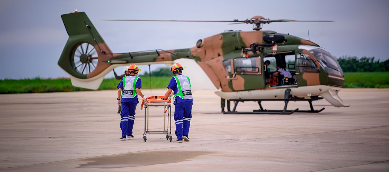 Médicos repatriadores realizando un traslado.
