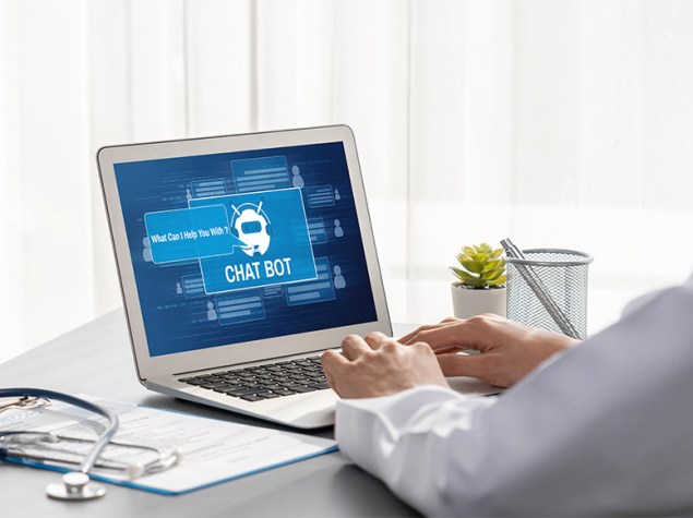 Médico utilizando una herramienta de inteligencia artificial en consulta.