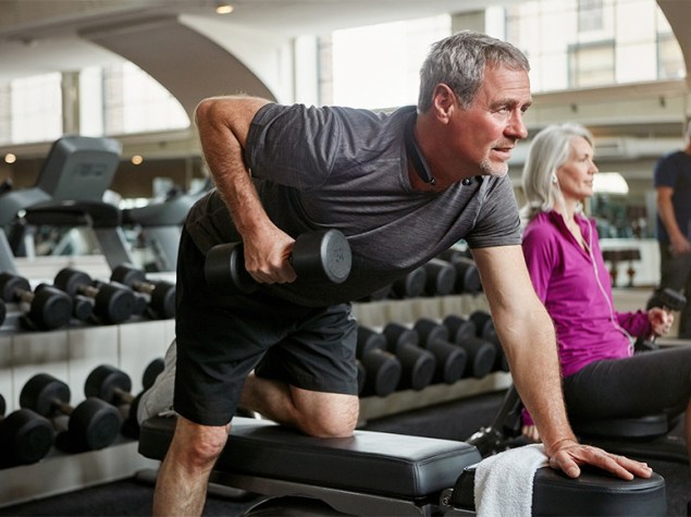 Hombre realizando ejercicio físico de fuerza para favorecer un envejecimiento saludable.