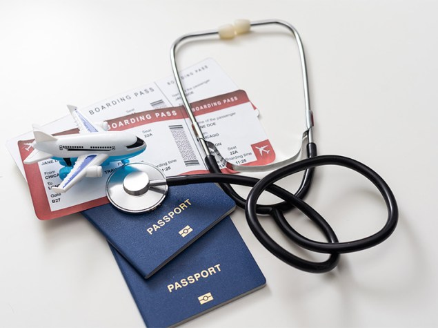 Estetoscopio, avión y billetes que representan la migración de médicos españoles.
