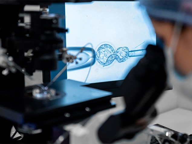 Científica analizando células en un laboratorio.