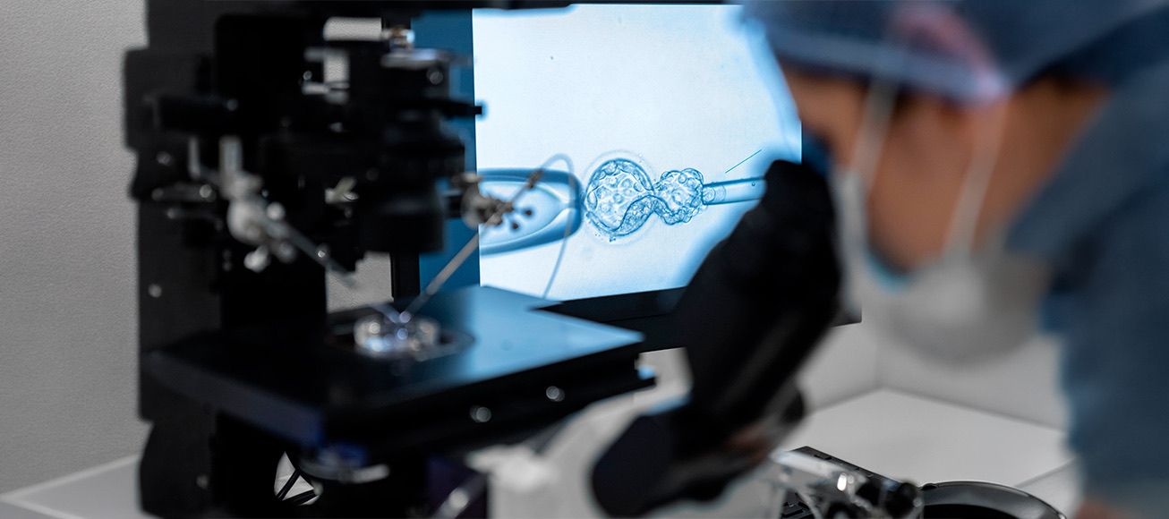 Científica analizando células en un laboratorio.